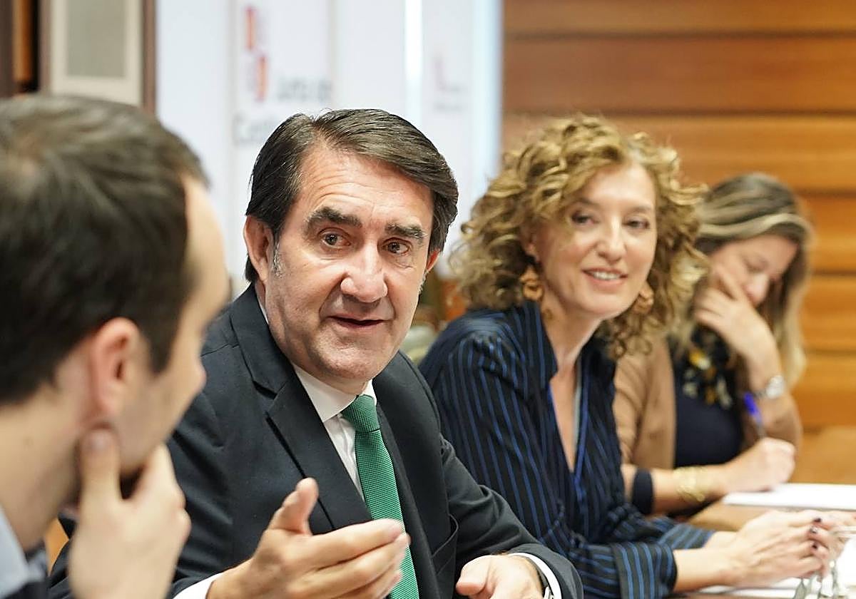 El consejero de Medio Ambiente, Vivienda y Ordenación del Territorio, Juan Carlos Suárez-Quiñones, presenta los datos de la resolución de la convocatoria de ayudas a la accesibilidad del año 2022 y las previsiones respecto a la de 2023.