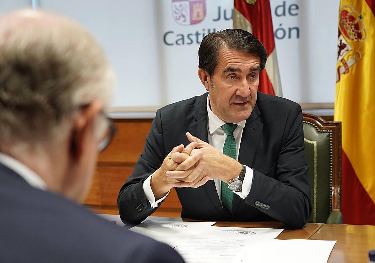 El consejero de Medio Ambiente, Vivienda y Ordenación del Territorio, Juan Carlos Suárez-Quiñones, presenta los datos de la resolución de la convocatoria de ayudas a la accesibilidad del año 2022 y las previsiones respecto a la de 2023