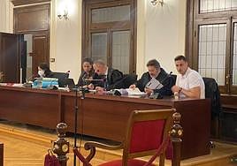 José Carlos (de blanco), junto a su agobado y los letrados de la acusación particular, este miércoles en la Audiencia Provincial de León.