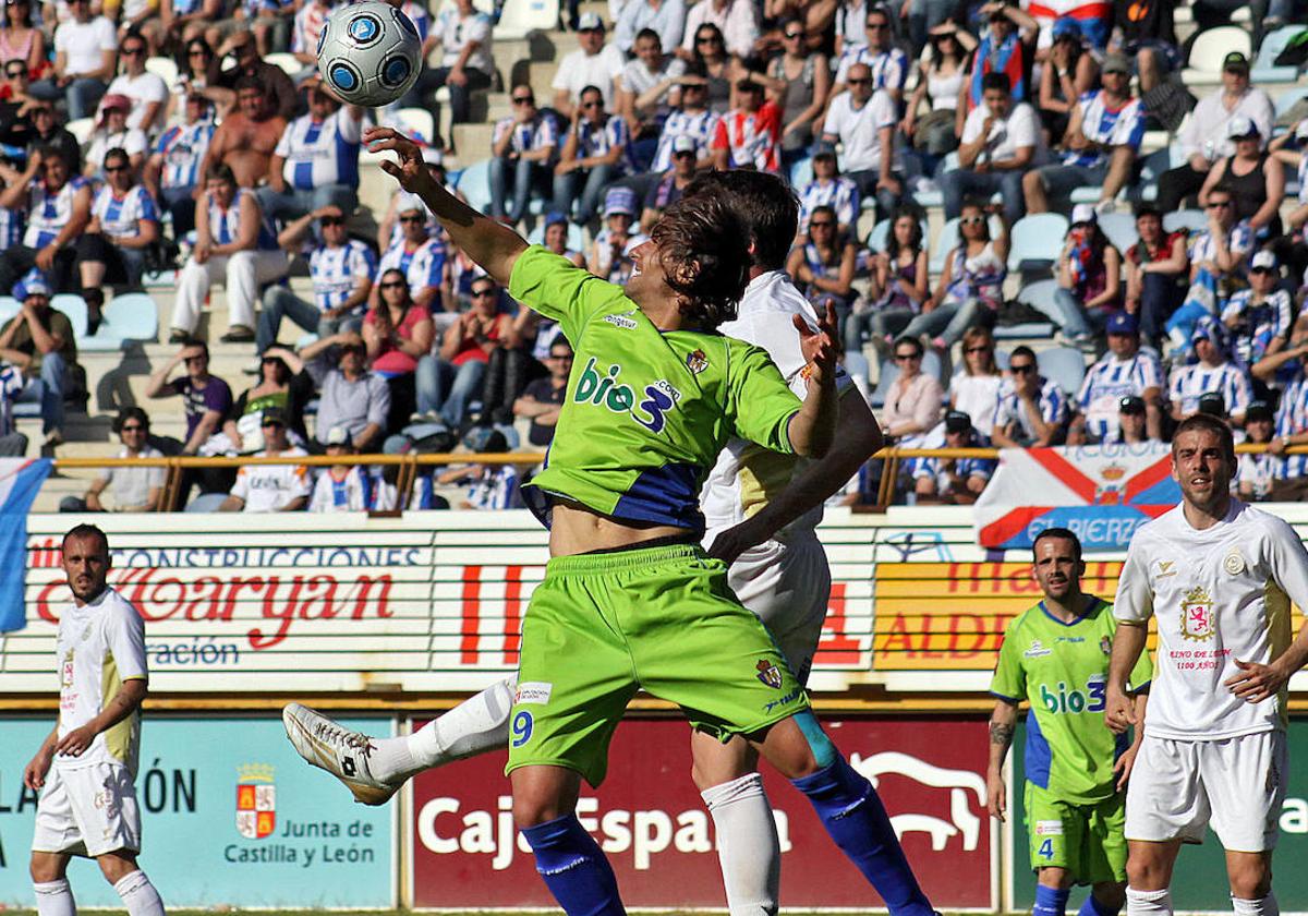 Óscar de Paula, en un derbi contra la Cultural.