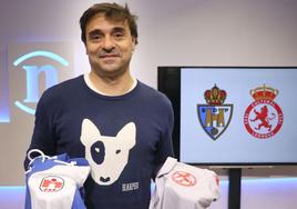 Javi de Campo, en la redacción de leonoticias, posa con las camisetas del centenario de ambos clubes.