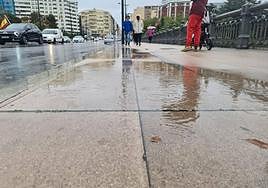 Charcos en el puente tras un día de lluvia.