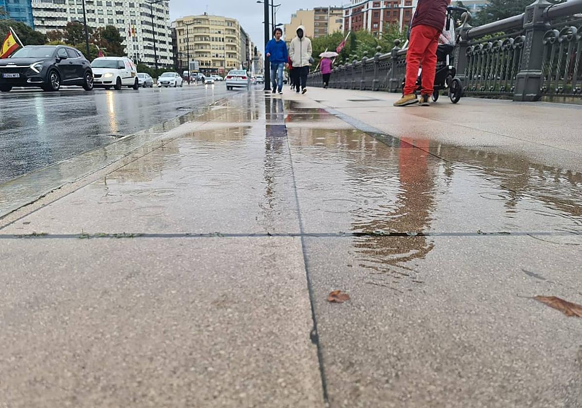 Charcos en el puente tras un día de lluvia.