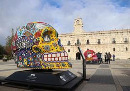 Hasta el próximo 29 de noviembre, nueve cráneos gigantes decorarán la plaza de San Marcos dentro de la exposición 'Mexicráneos'
