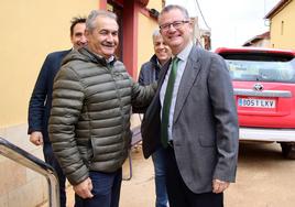 El consejero de Agricultura, Ganadería y Desarrollo Rural, Gerardo Dueñas, con el alcalde de Matanza de los Oteros, Marcelo Alonso