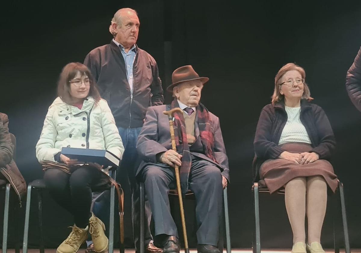 Ángel Murciego, en el centro de la imagen, durante su homenaje.