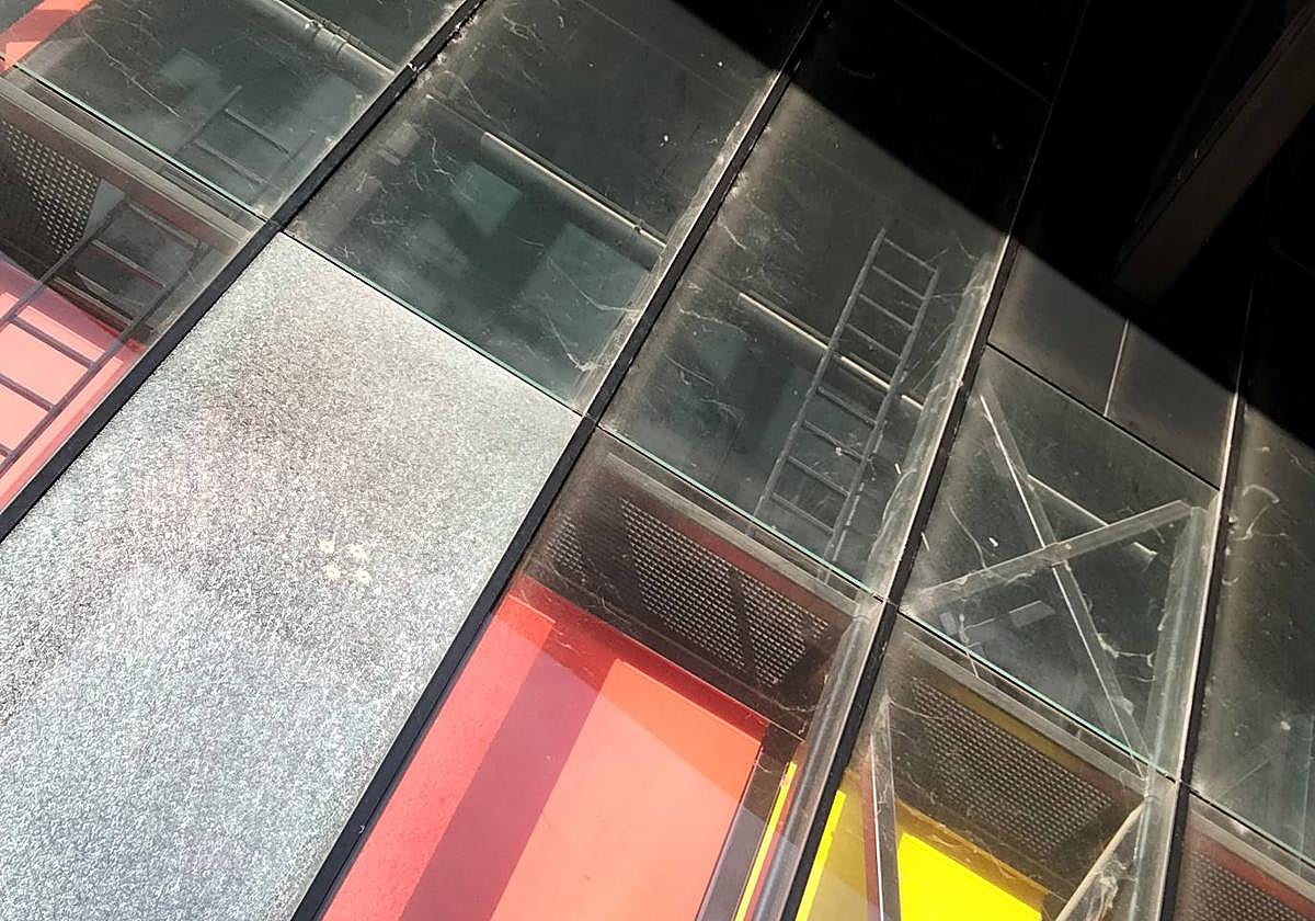 Cristales rotos y suciedad en las ventanas del Palacio de Exposiciones.