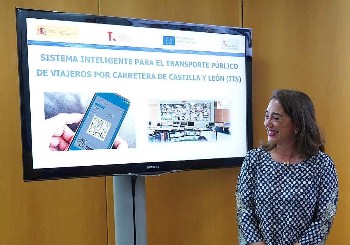 La consejera maría González Corral presenta el proyecto de transporte inteligente.