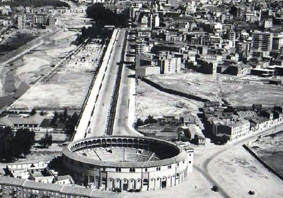 Imagen antes - Plaza de Toros y Muralla del Monasterio de San Claudio. (1950)