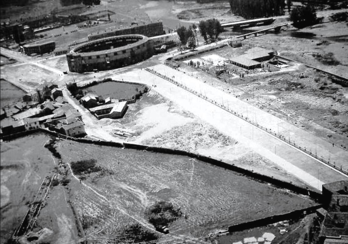 Imagen antes - Plaza de Toros y Muralla del Monasterio de San Claudio. (1950)