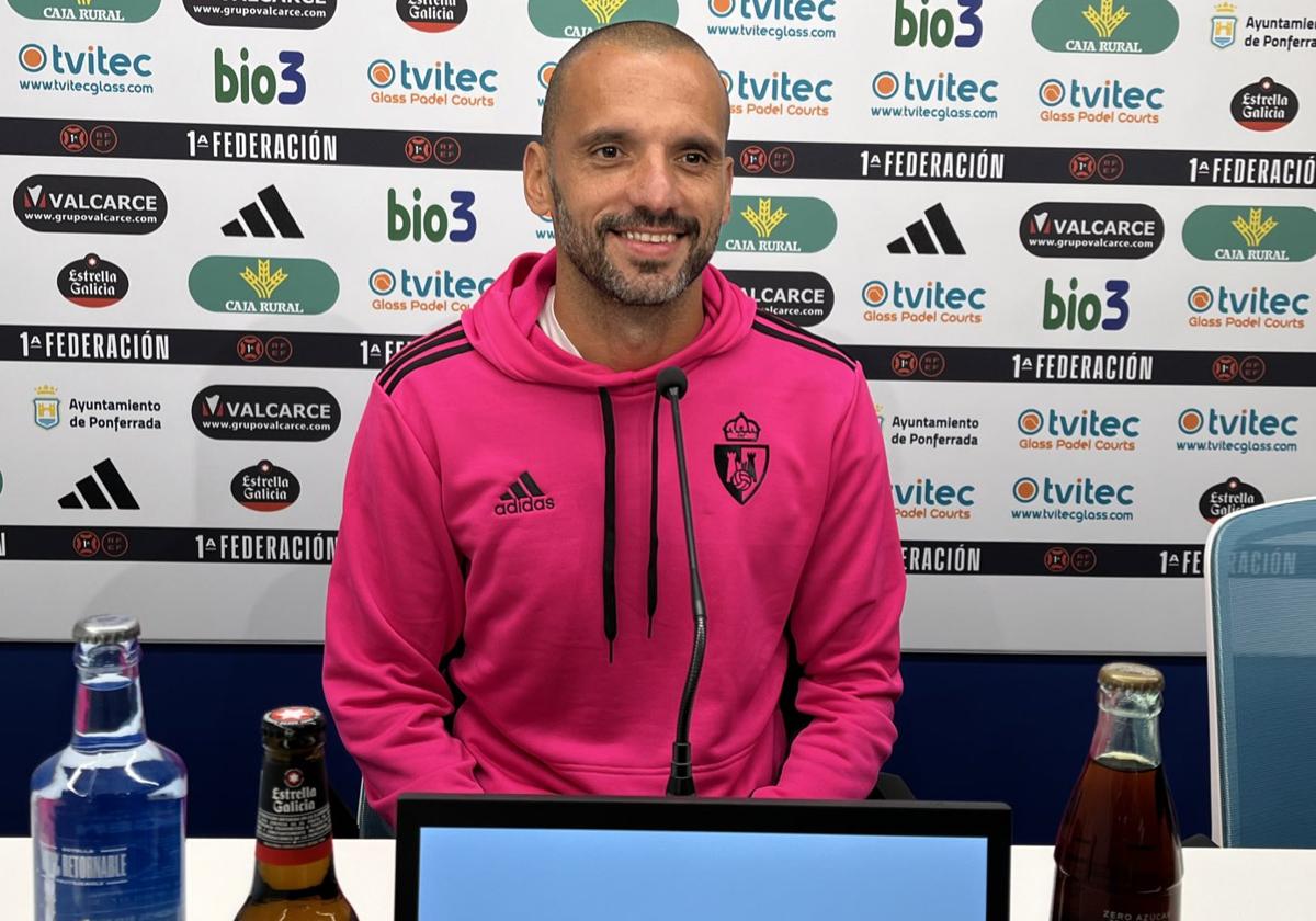 Yuri, capitán de la Deportiva, en la sala de prensa de El Toralín este miércoles