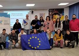 Encuentro entre jóvenes y políticos en León.