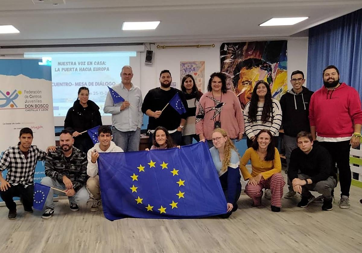 Encuentro entre jóvenes y políticos en León.