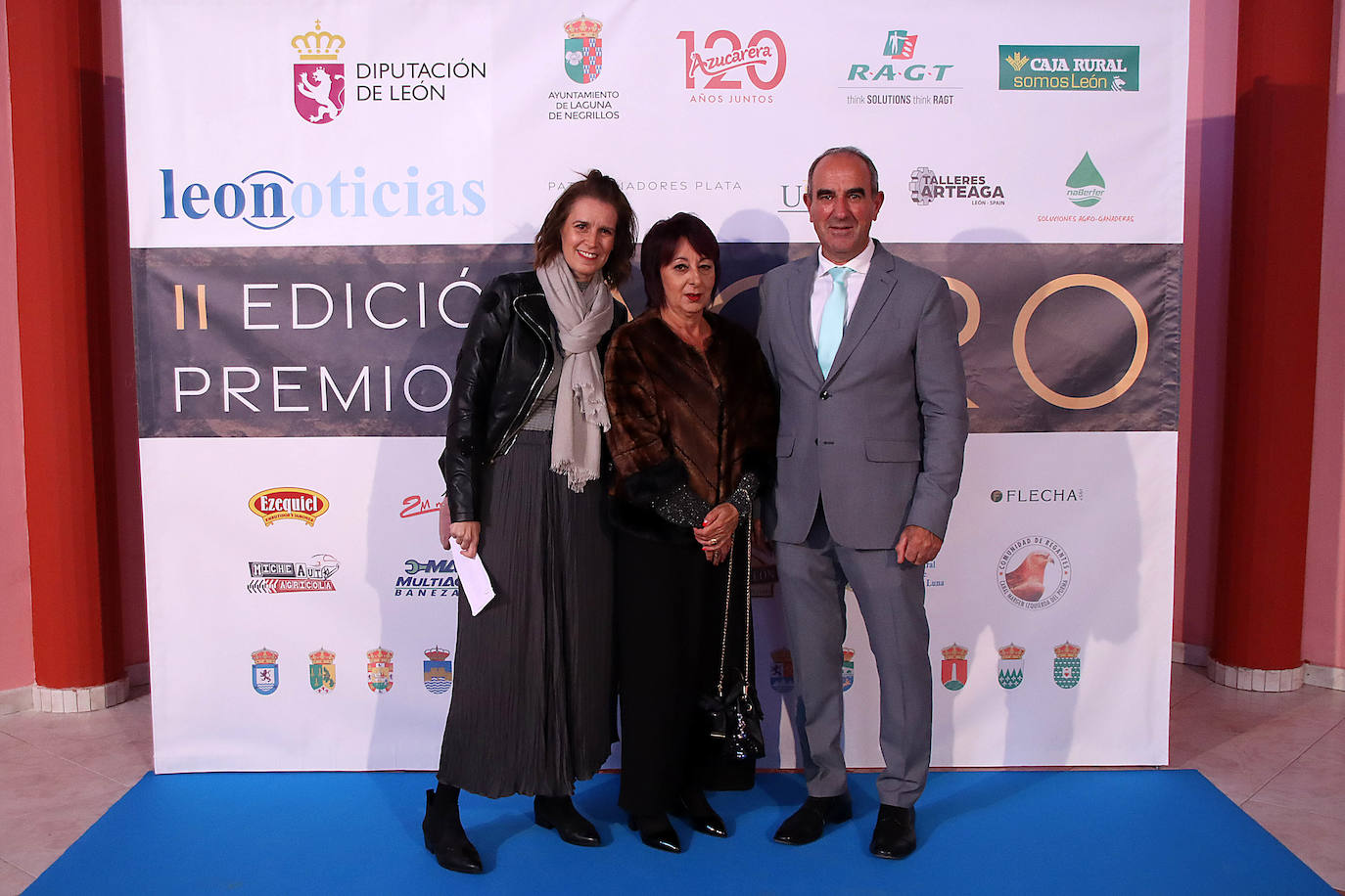 Evangelina Gorgojo Gil, concejala de Laguna de Negrillos, e Isidro García, alcalde de Laguna de Negrillos, junto a Inmaculada G., miembro de leonoticias 