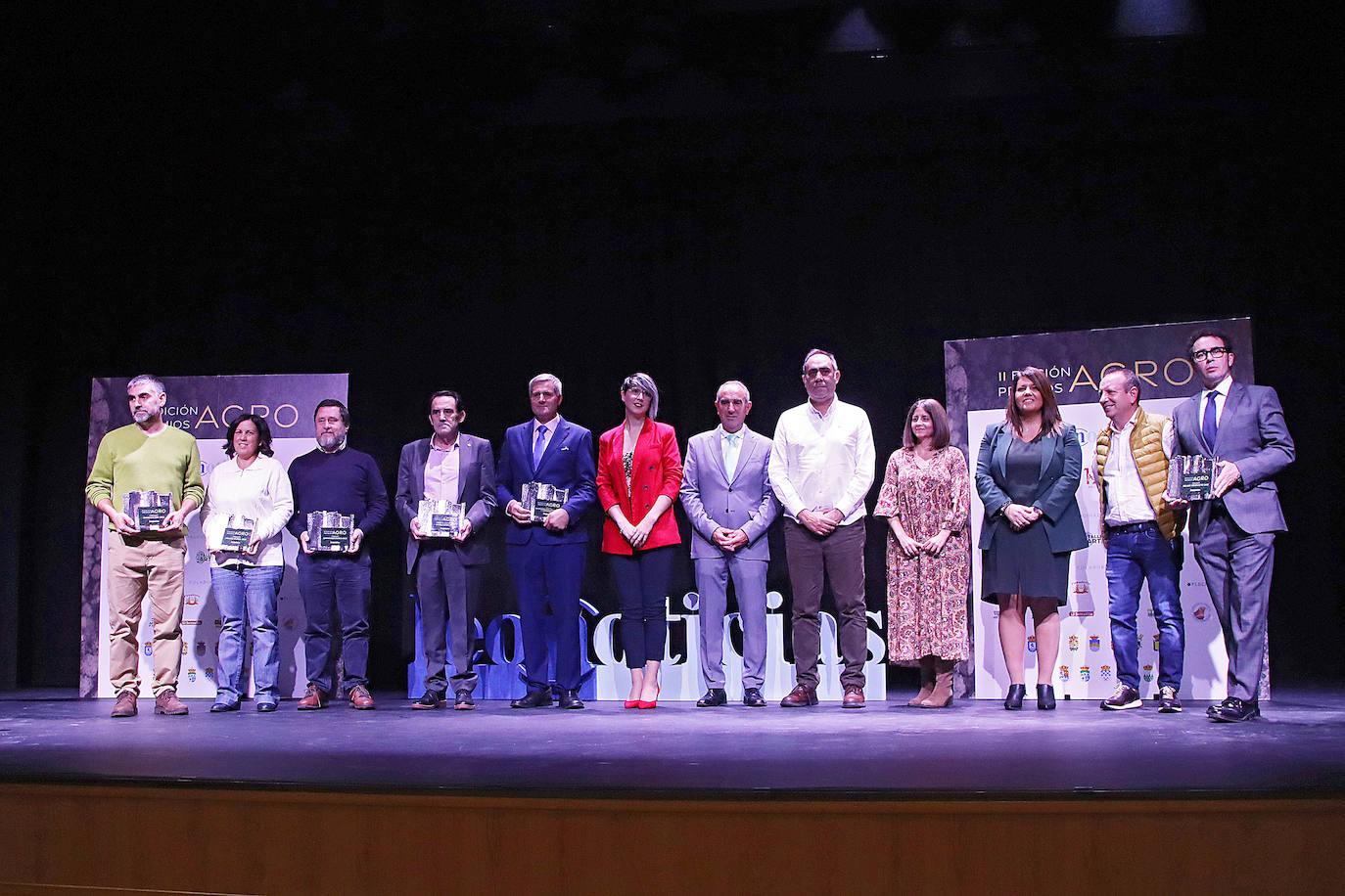 Foto de familia entre los organizadores, patrocinadores y premiados