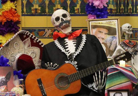 Homenaje a Vicente Fernández en el altar de muertos del Museo de la Emigración Leonesa.