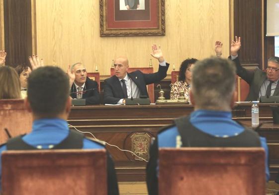 El alcalde de León, José Antonio Diez, durante una votación del pleno ordinario correspondiente al mes de octubre.