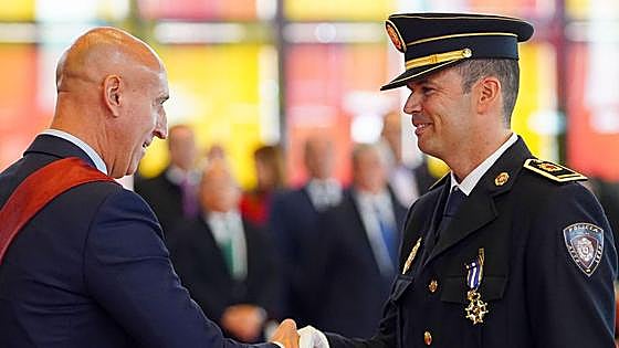 León reconoce la labor de sus policías
