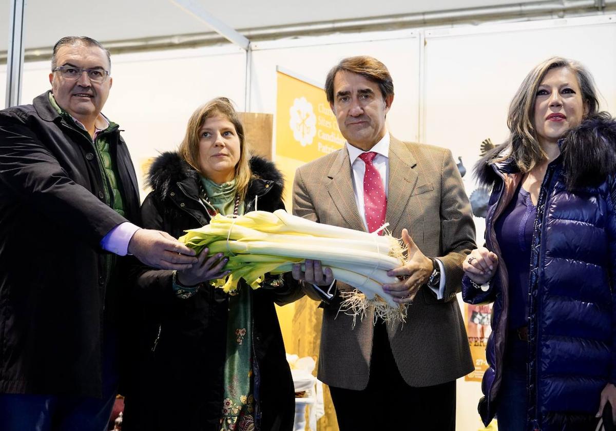 El consejero de Medio Ambiente visita la Feria de Sahagún.