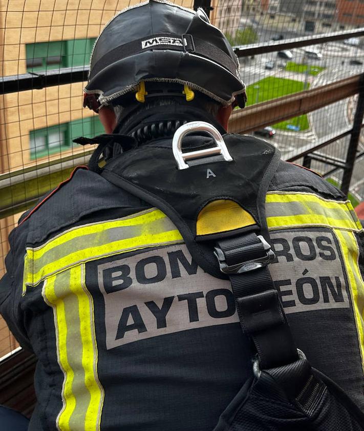 Imagen secundaria 2 - Actuaciones de los Bomberos de León este sábado.