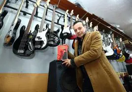 El escritor Carlos Fidalgo fotografiado en la tienda musical Belenda de Ponferrada con motivo de la publicación de su nuevo libro 'Los dedos del diablo'.