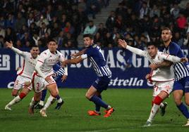 Un instante del derbi leonés entre la Ponferradina y la Cultural.