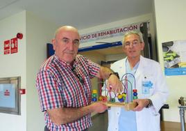 Manuel Jesús del Riego, afectado por un ictus, realiza rehabilitación en el Hospital San Juan de Dios.