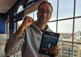 El periodista Pablo Rioja posa junto a su libro 'Objetivo Medjugorje.