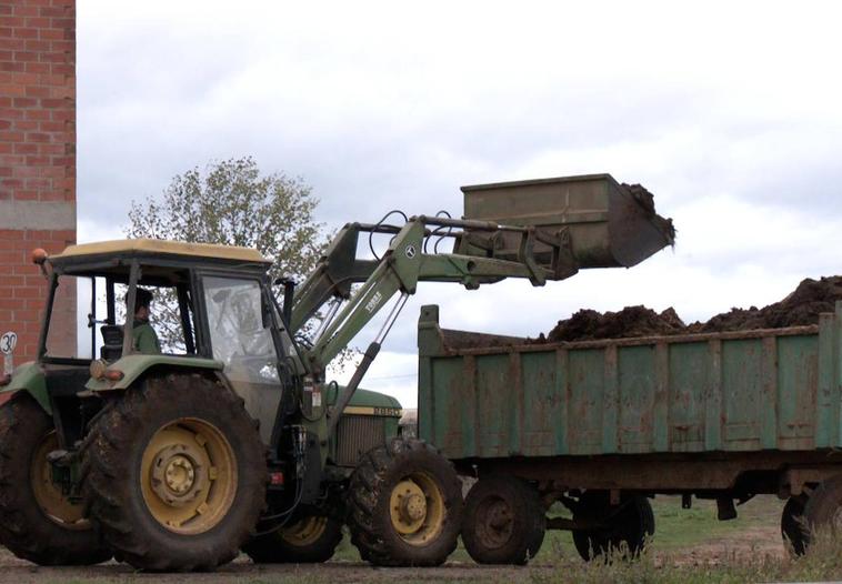 Tractor trabajando en la Mancomunidad del Páramo