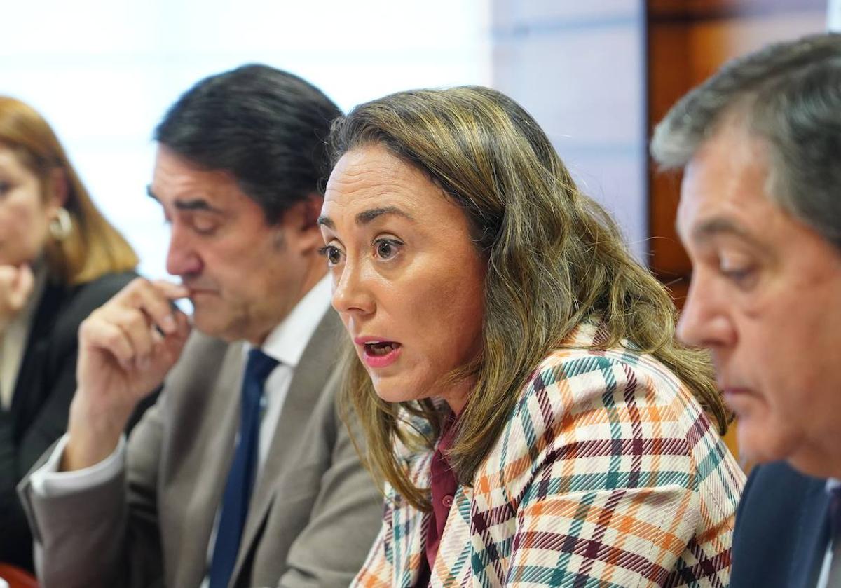 El consejero de Medio Ambiente, Vivienda y Ordenación del Territorio, Juan Carlos Suárez-Quiñones, y la consejera de Movilidad y Transformación Digital, María González Corral, presentan la Campaña de Vialidad Invernal 2023-2024.