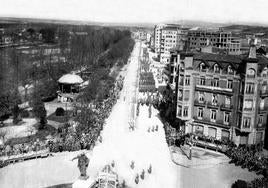 Guzmán y La Condesa durante un desfile militar (1940)