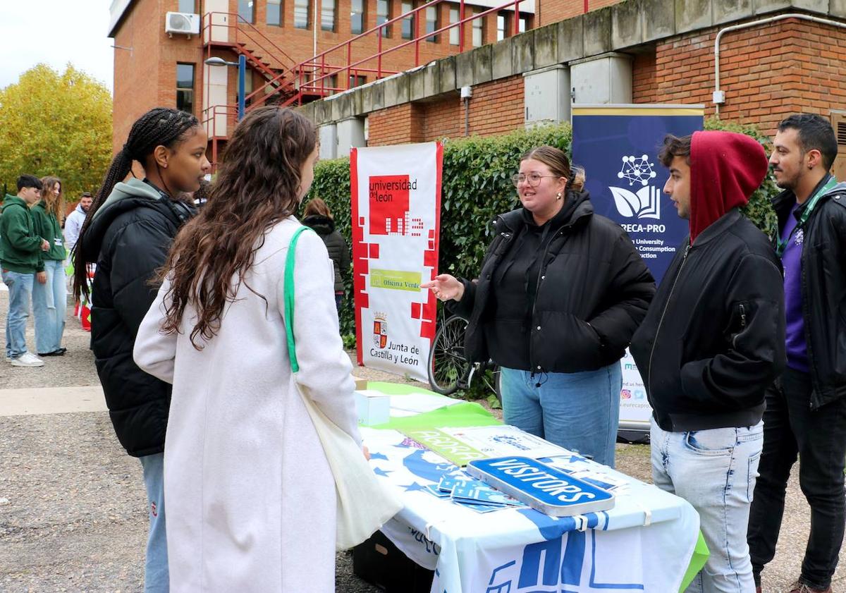 Imagen principal - Cerca de 700 universitarios de la ULE pasan por la Jornada del Estudiante