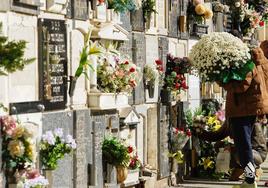 Celebración del Día de Todos los Santos en el Cementerio Municipal de León.