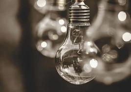 El precio de la luz baja un 2,4% y registra un nuevo mínimo anual