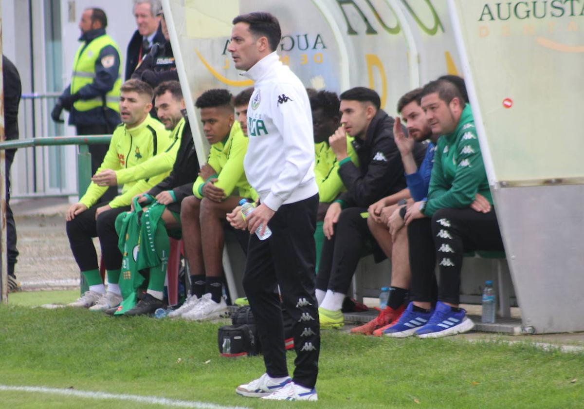 Lago, entrenador del Atlético Astorga, durante el partido de este miércoles.