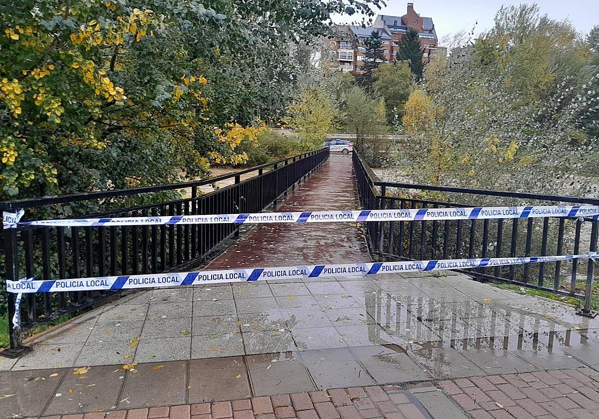 Corte de pasarelas bajas en el río Bernesga.