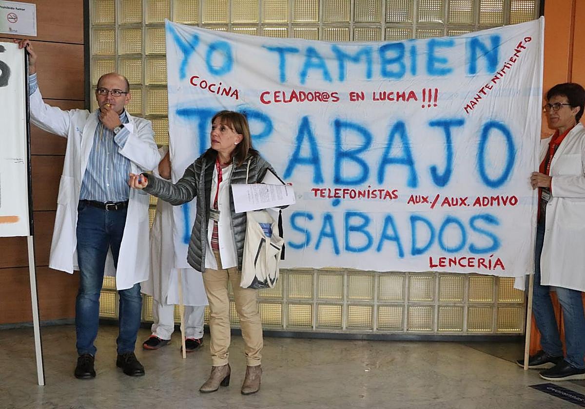 Trabajadores de Sacyl en la concentración a las puertas del Hospital de León el pasado jueves 26 de octubre.