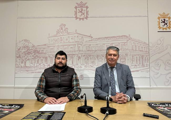 El concejal de Desarrollo Urbano del Ayuntamiento de León, Luis Miguel García Copete, y el presidente de la Asociación Micológica Leonesa San Jorge, José María Escapa presentan las actividades