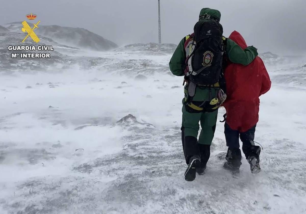 Imagen principal - Rescate en la montaña por parte de la Guardia Civil