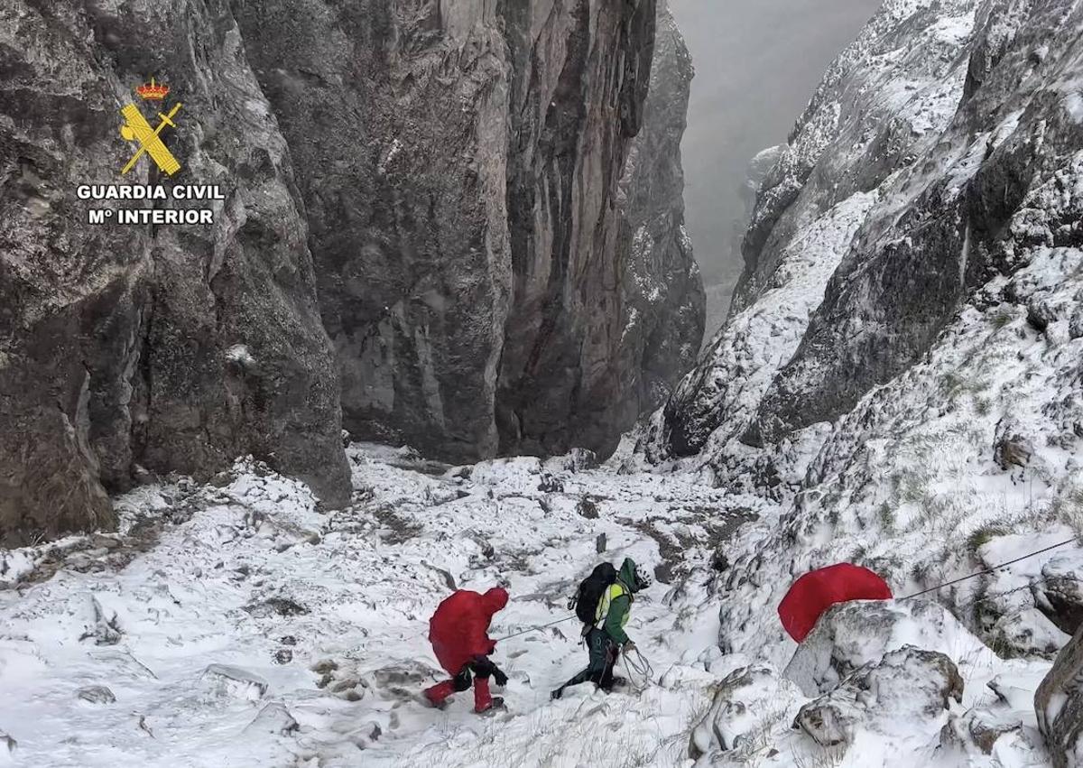 Imagen secundaria 1 - Rescate en la montaña por parte de la Guardia Civil