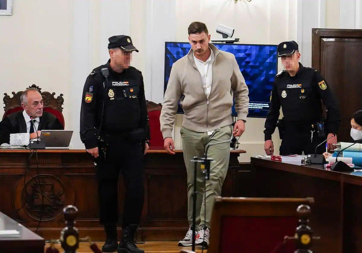 Llegada de José Carlos a la sala de la Audiencia Provincial donde se celebró el juicio.