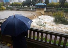 Crecida del río Bernesga a su paso por la capital leonesa por el temporal de viento y lluvia