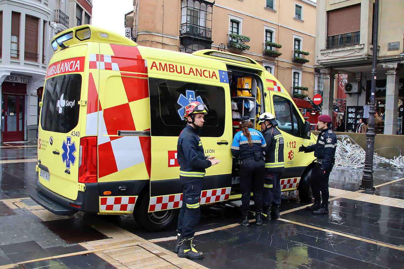 Un varón herido al ser golpeado por un cable de la iluminación navideña. 