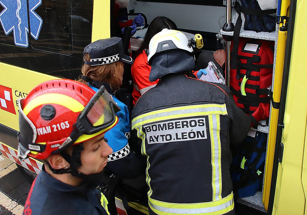 Imagen principal - Los sanitarios atienden al varón herido. 