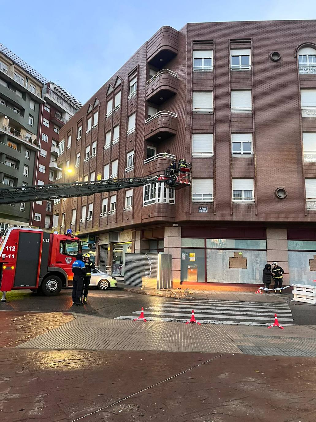 Los Bomberos de León revisan una fachada en la calle Máximo Cayon Waldaliso de León