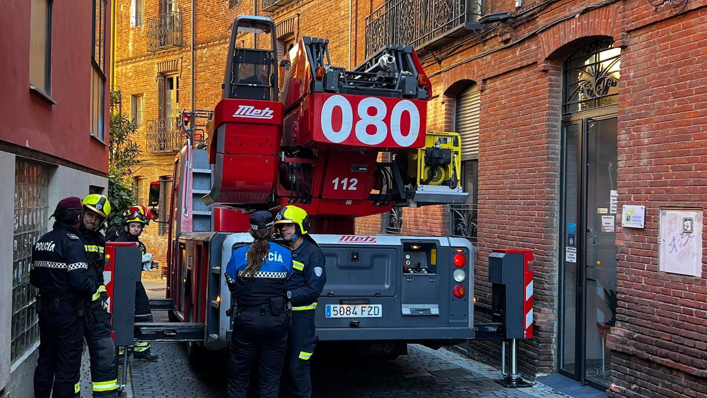 Bomberos y Policía acuden a la calle Tarifa por el desprendimiento de un falso techo. 