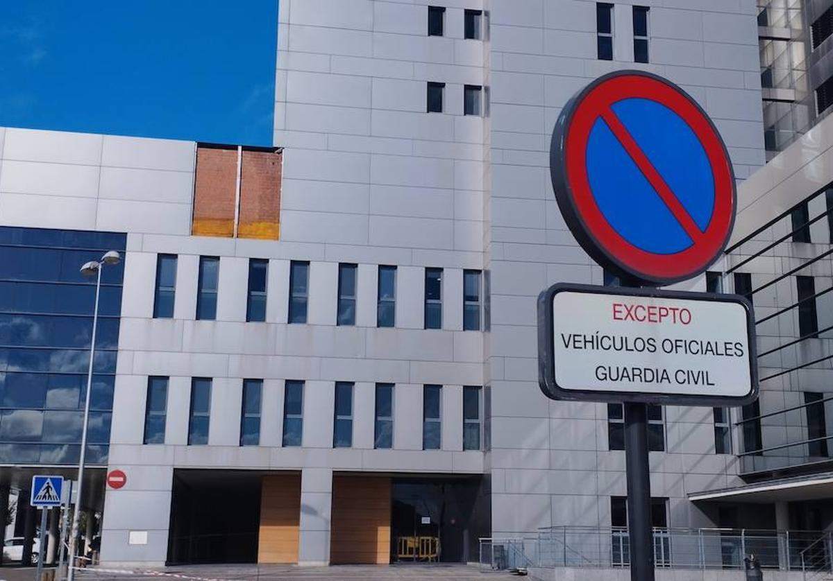 El viento derriba parte de la fachada del Hospital de León.