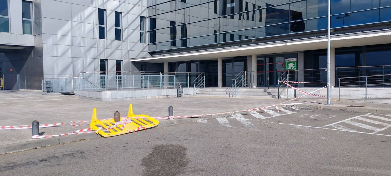 El viento derriba parte de la fachada del Hospital de León.