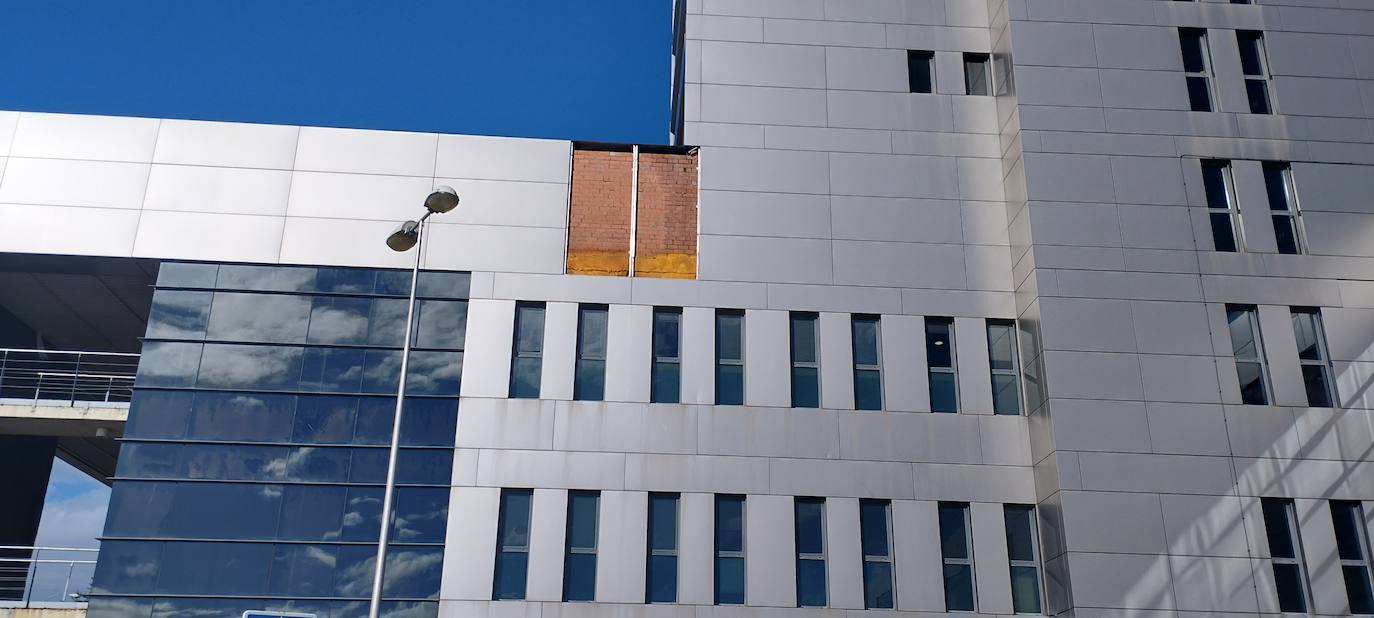 El viento derriba parte de la fachada del Hospital de León.