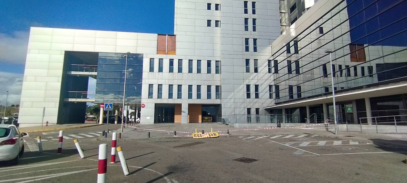 El viento derriba parte de la fachada del Hospital de León.